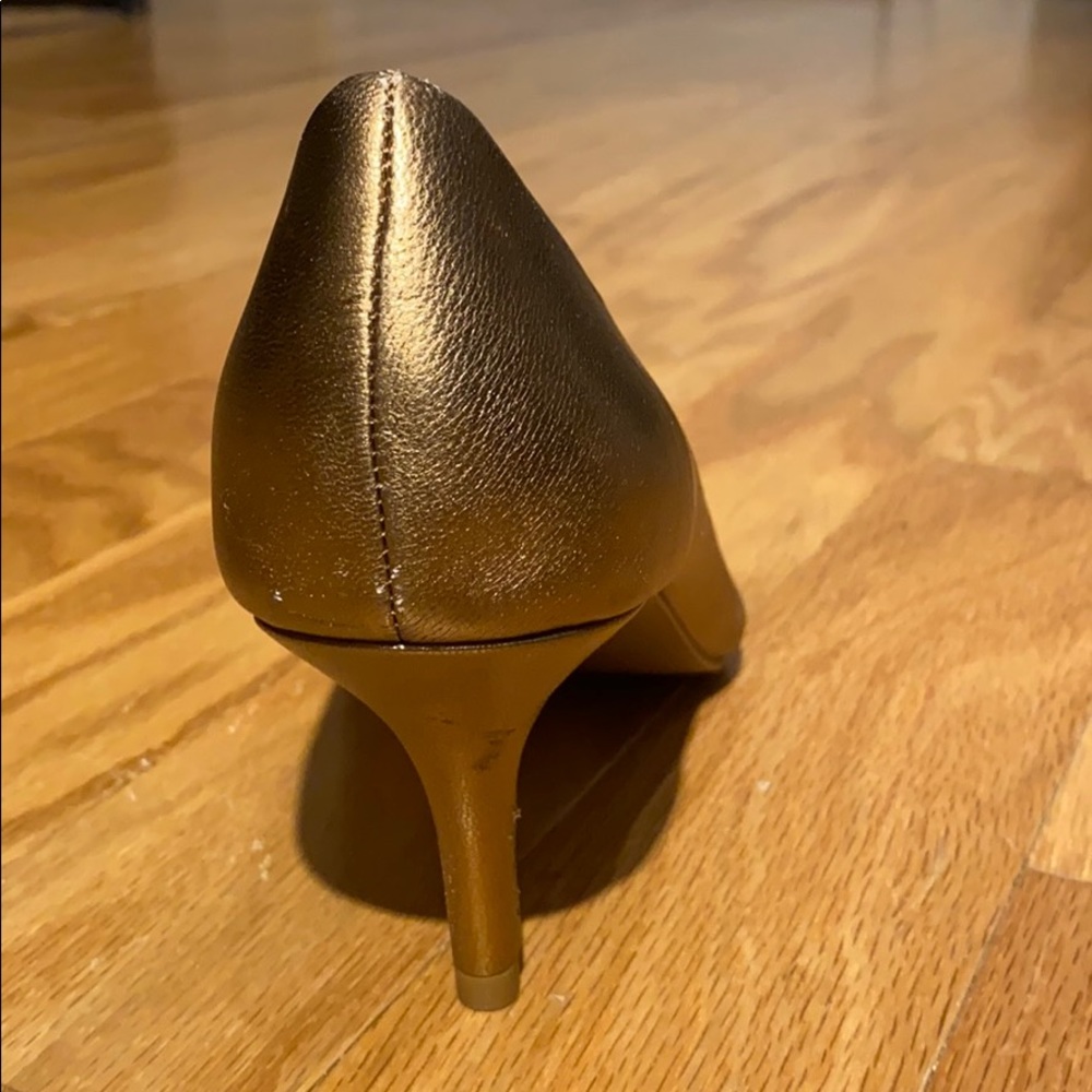 Isaac Mizrahi Live Jamie Gold Metallic Pumps - Picture 6 of 16